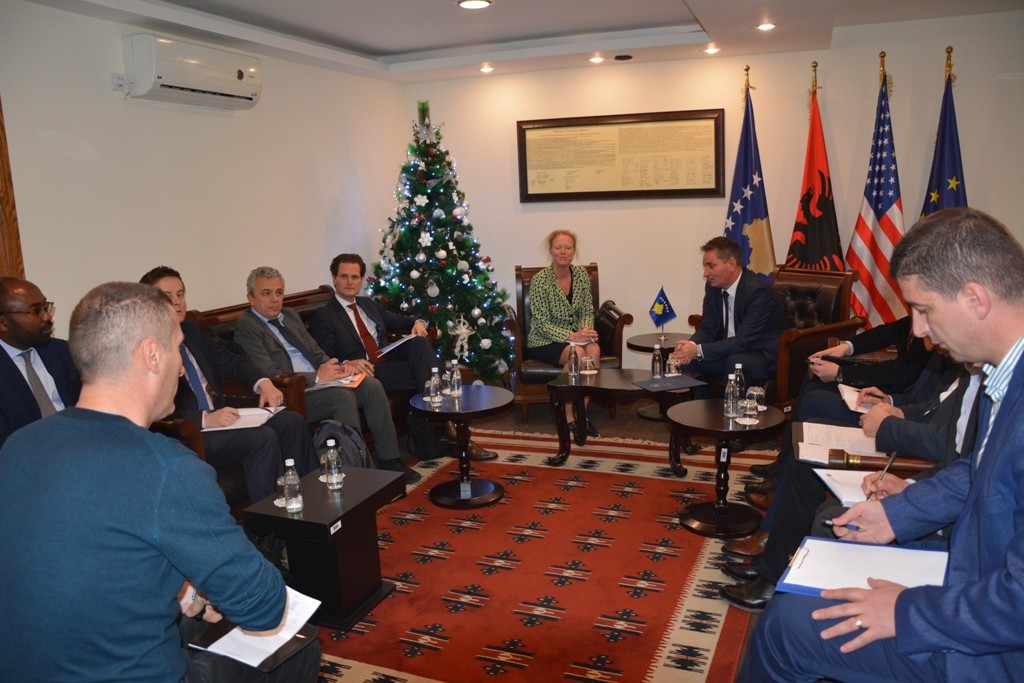 Ministri Lekaj informon FMN-në për projektet infrastrukturore