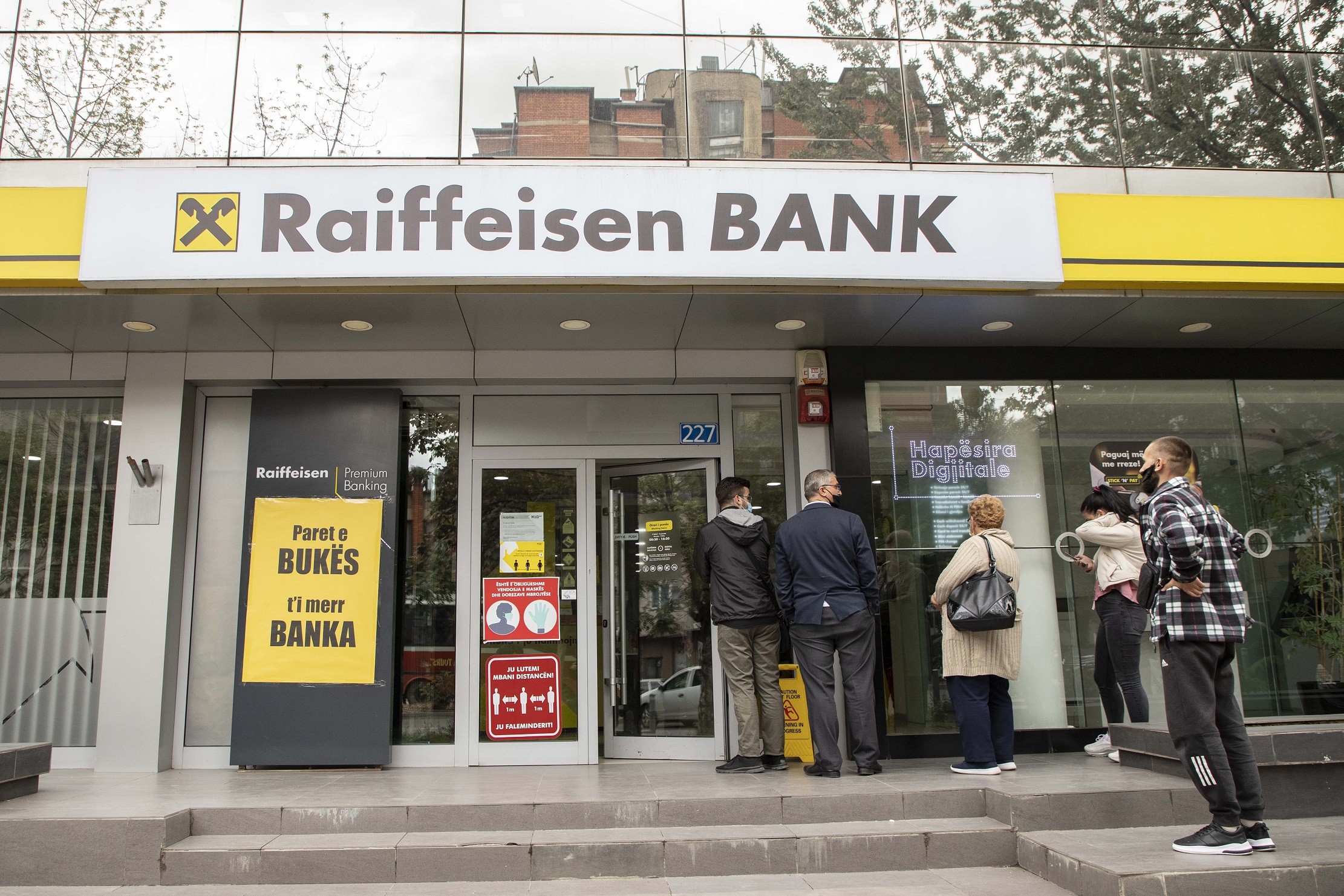 Bankat në Kosovë me fitime milionëshe nga kredi e shërbime të shtrenjta