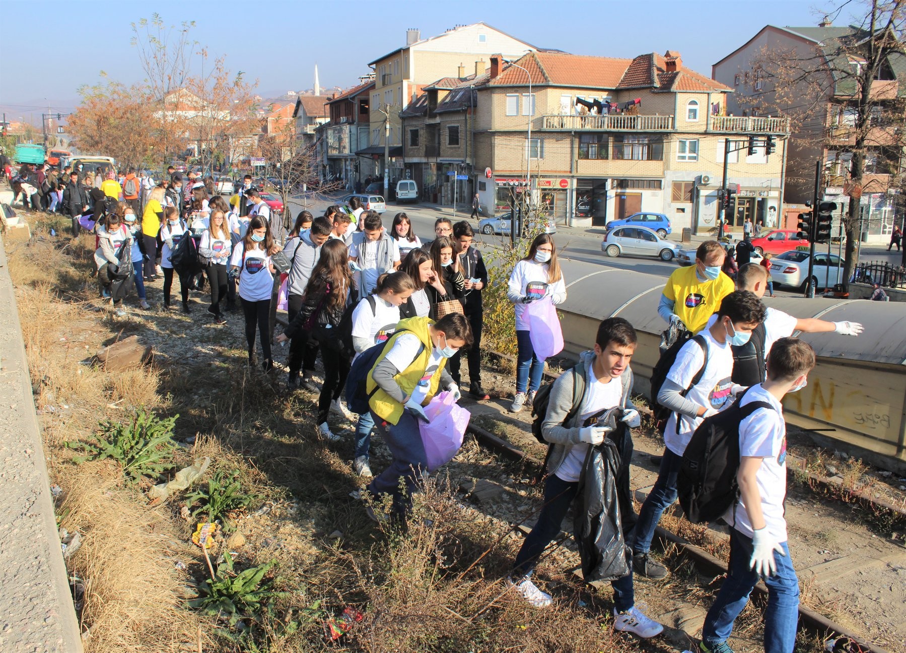 Pastrohen hapësirat afër shkollës "Model" dhe hekurudhës