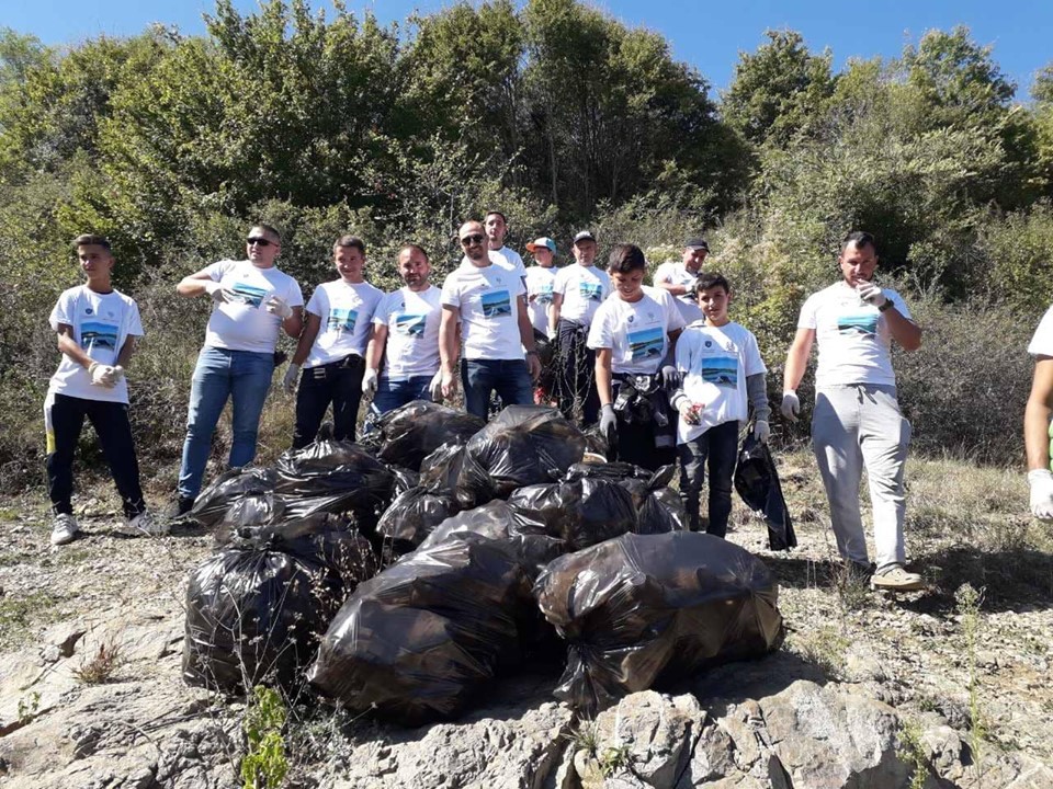 Pastrohet liqeni i Batllavës, largohen mbi 200 thasë mbeturina