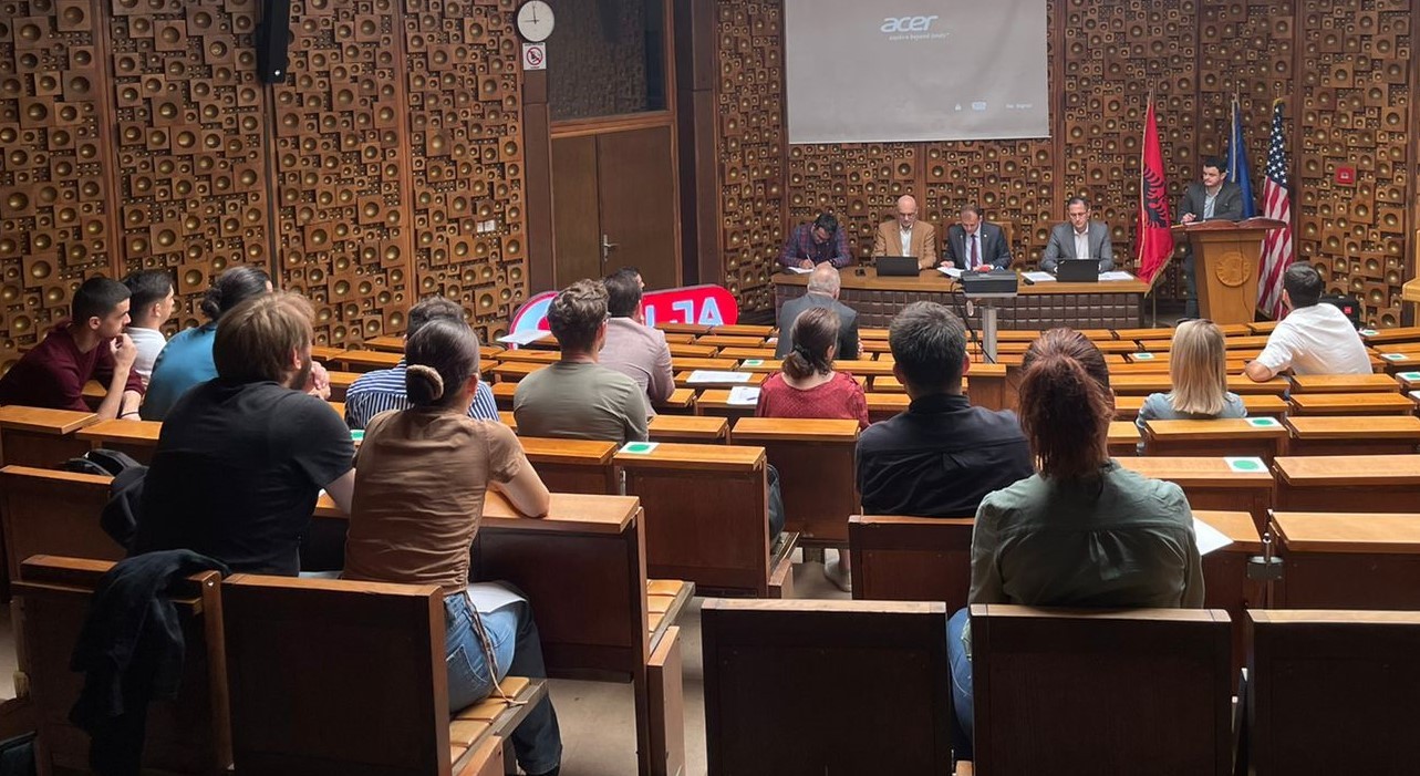 Pazari me tema të diplomës, mbrojtja e temës është bërë një formalitet