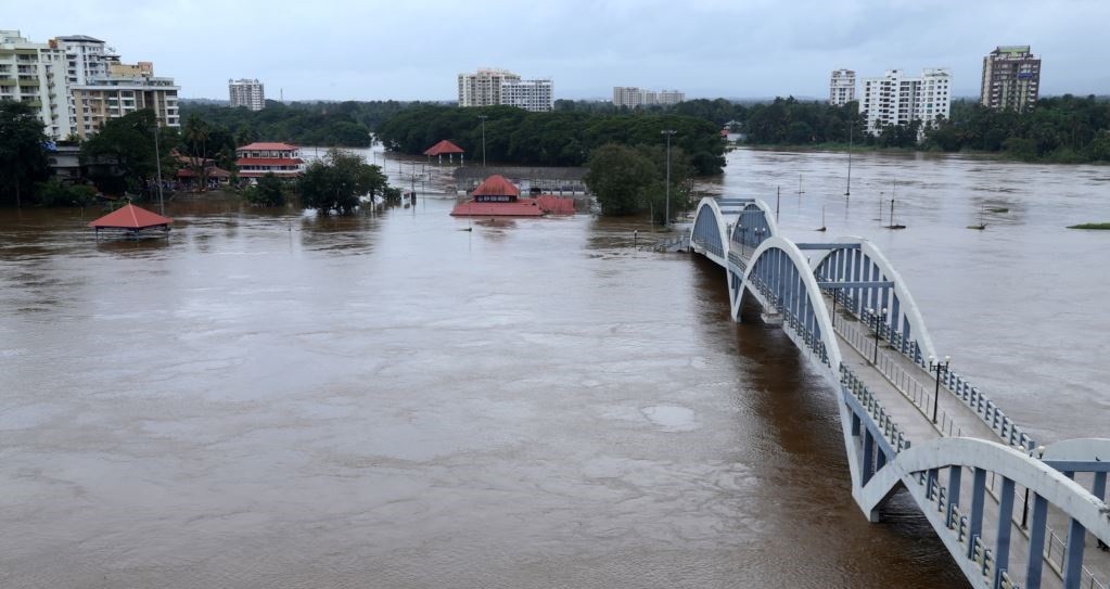 Mbi 350 të vdekur nga përmbytjet në Indi 