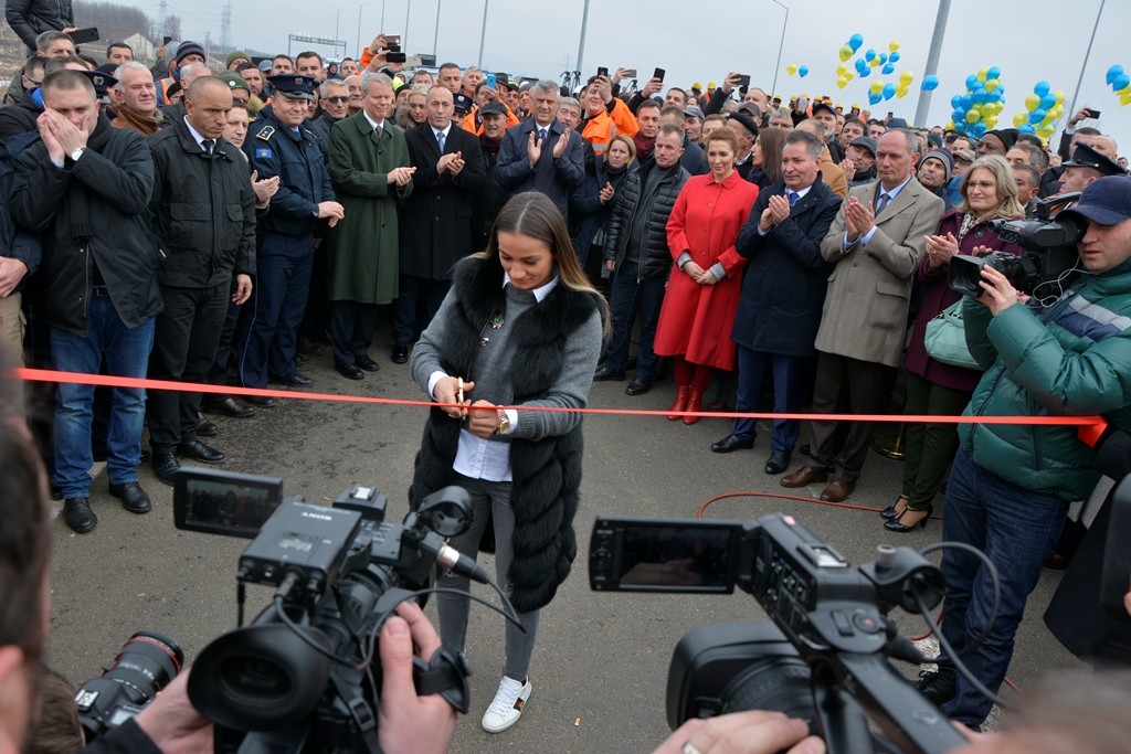 Përurohet segmenti i dytë i autostradës Prishtinë - Shkup 