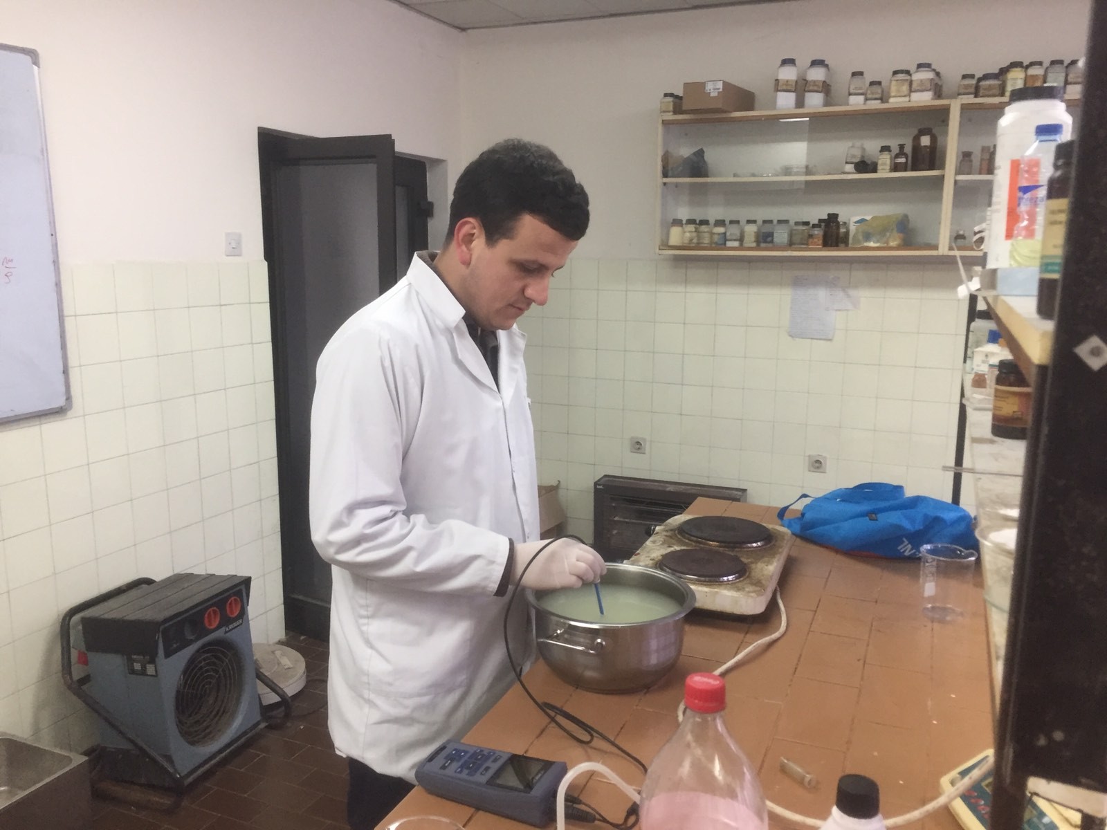 Studenti mitrovicas prodhon djathë nga hirra