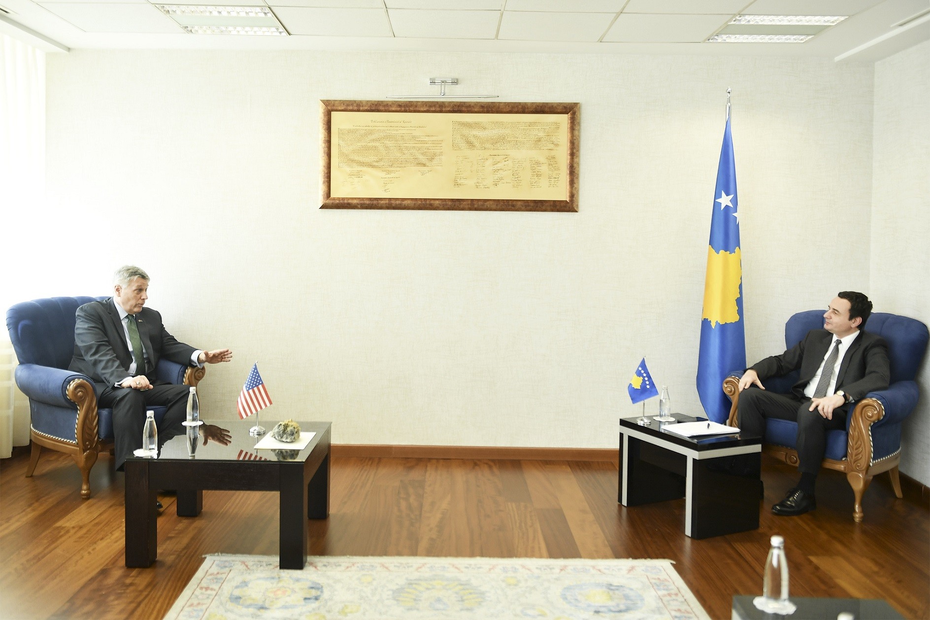 Ambasadori Kosnett e përgëzoi Kryeministrin për performancën e deritanishme