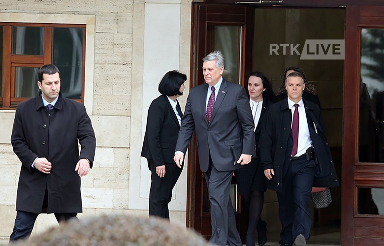 Kossnet përplas derën dhe ik nervoz nga takimi me liderët