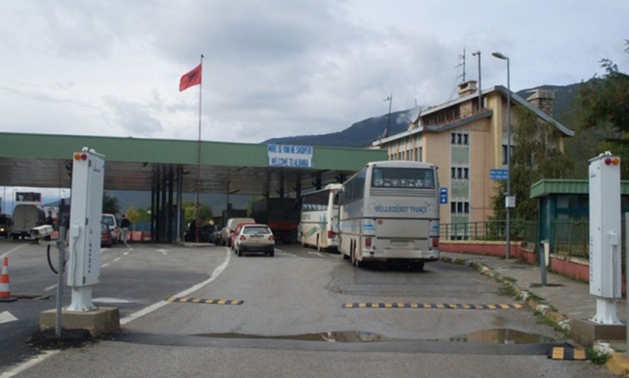 Fluks qytetarësh në kufirin Kosovë - Shqipëri