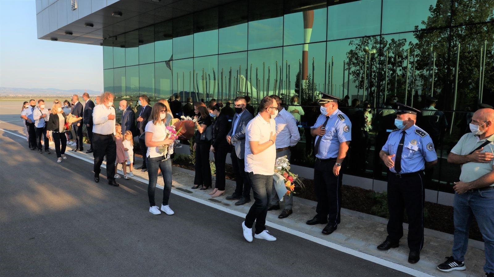 Polici Artur Marsori, pas trajtimit mjekësor në Turqi, u kthye sot në vendlindje