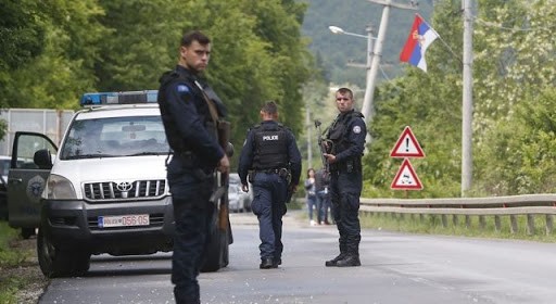 Policia has parregullsi në 'dhomën e dëshmive' në stacionin policor në Zubin Potok
