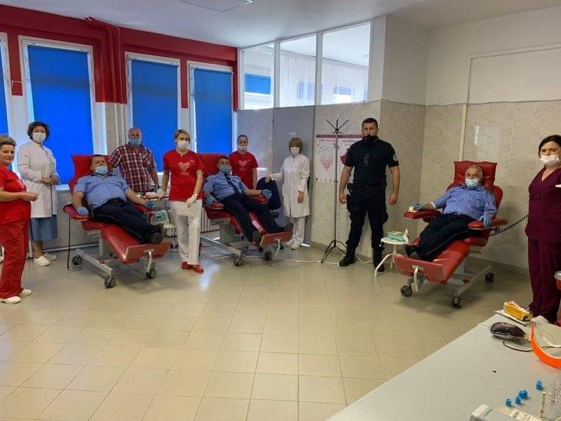 Drejtori Rajonal dhe stafi komandues i policisë në Pejë dhuruan gjak 