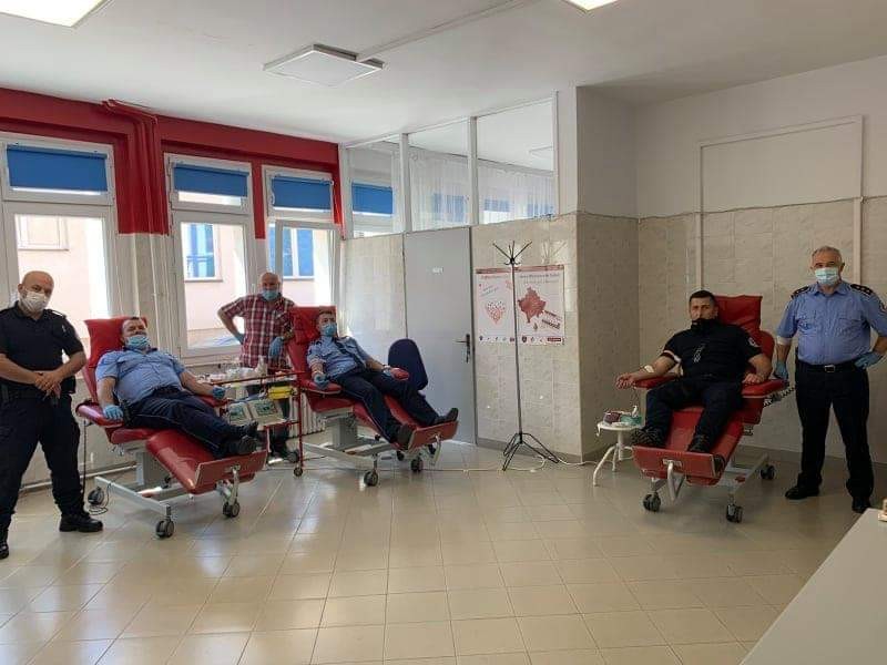 Drejtori Rajonal dhe stafi komandues i policisë në Pejë dhuruan gjak 