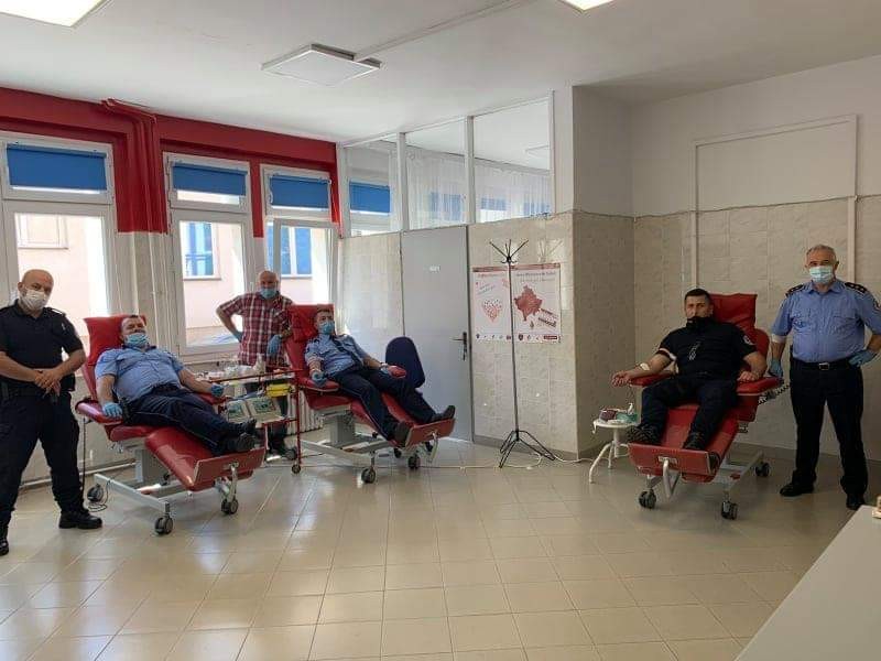 Drejtori Rajonal dhe stafi komandues i policisë në Pejë dhuruan gjak