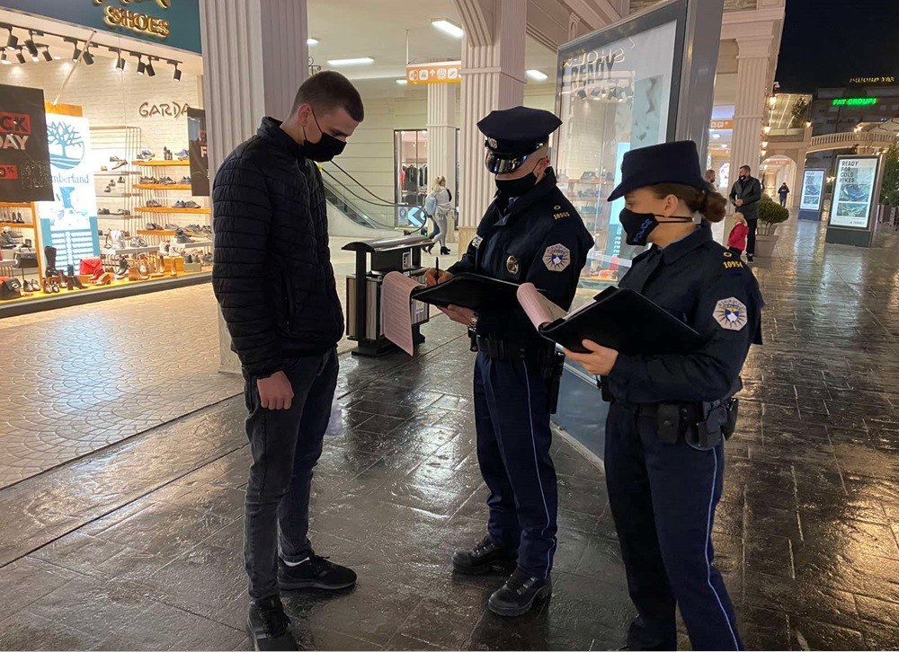 Policia shqipton 173 tiketa për personat që nuk i respektojnë masat ndaj Covid 19
