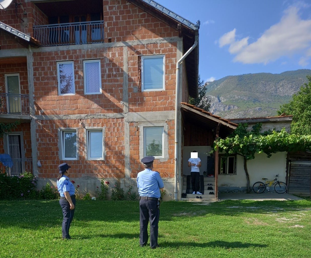 Policia monitoron personat në “vetëzolim”