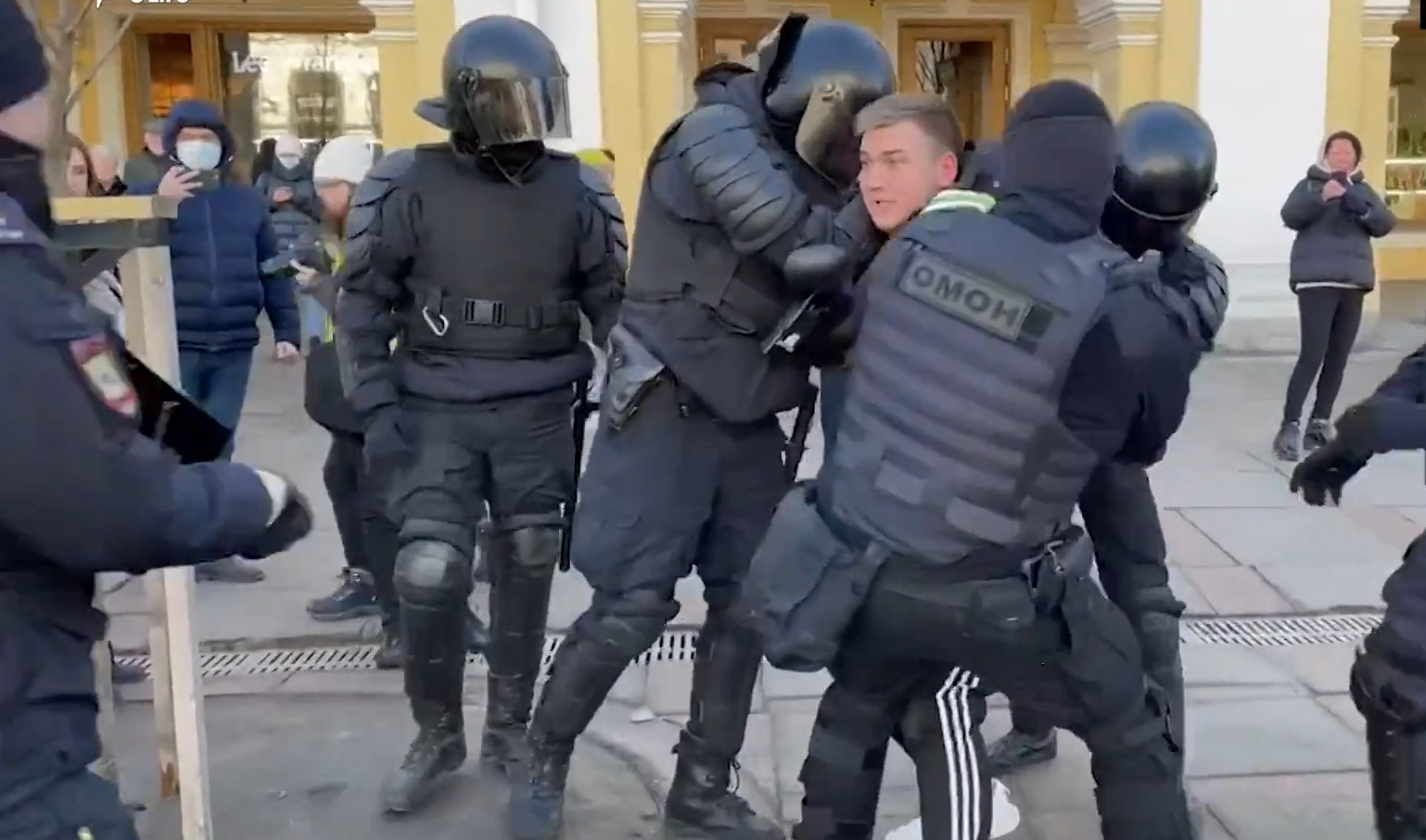 Policia ruse arreston qindra protestues kundër luftës në Ukrainë
