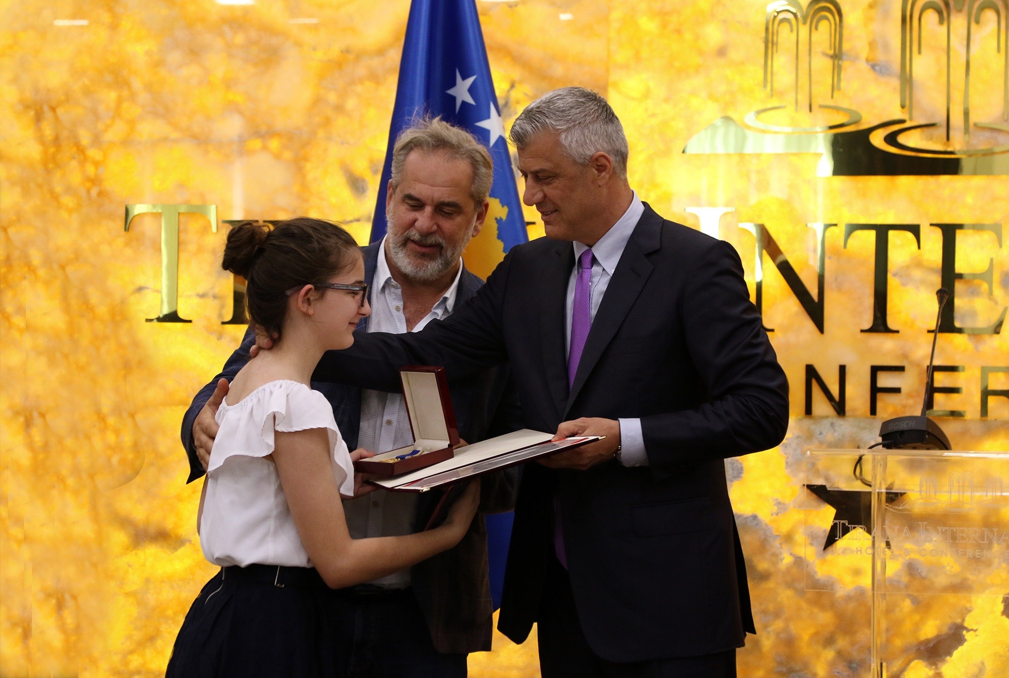 Presidenti Thaçi dekoron edhe 50 personalitete në Shqipëri 