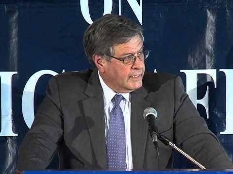 Presidenti i NDI-së, Keneth Wollack bashkëbisedon me studentët