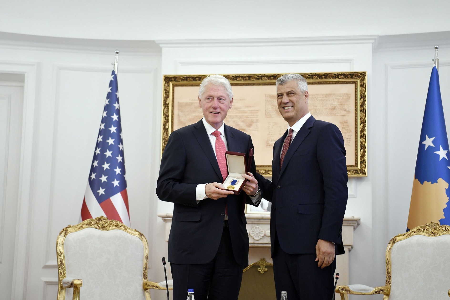 Presidenti Thaçi dekoroi Presidentin Clinton me “Urdhrin e Lirisë”