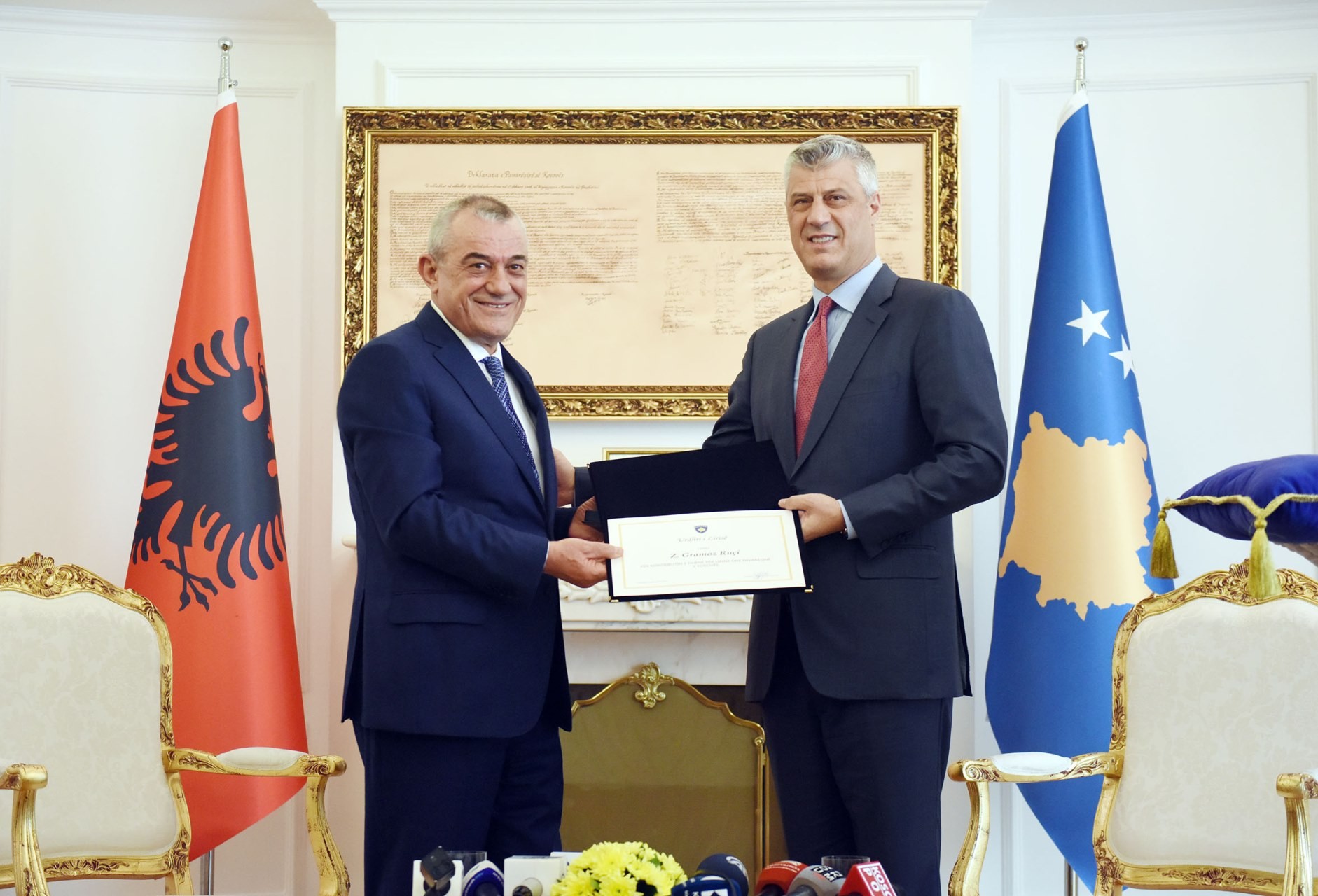 Presidenti Thaçi dekoron Kryetarin e Kuvendit të Shqipërisë