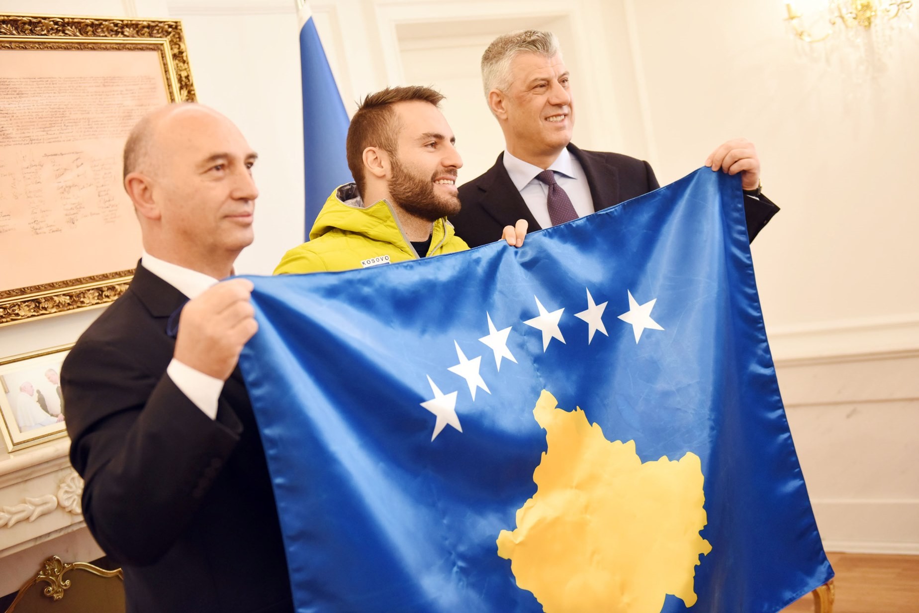 Presidenti Thaçi ia dorëzoi ekipit olimpik në mënyrë solemne Flamurin e Kosovës