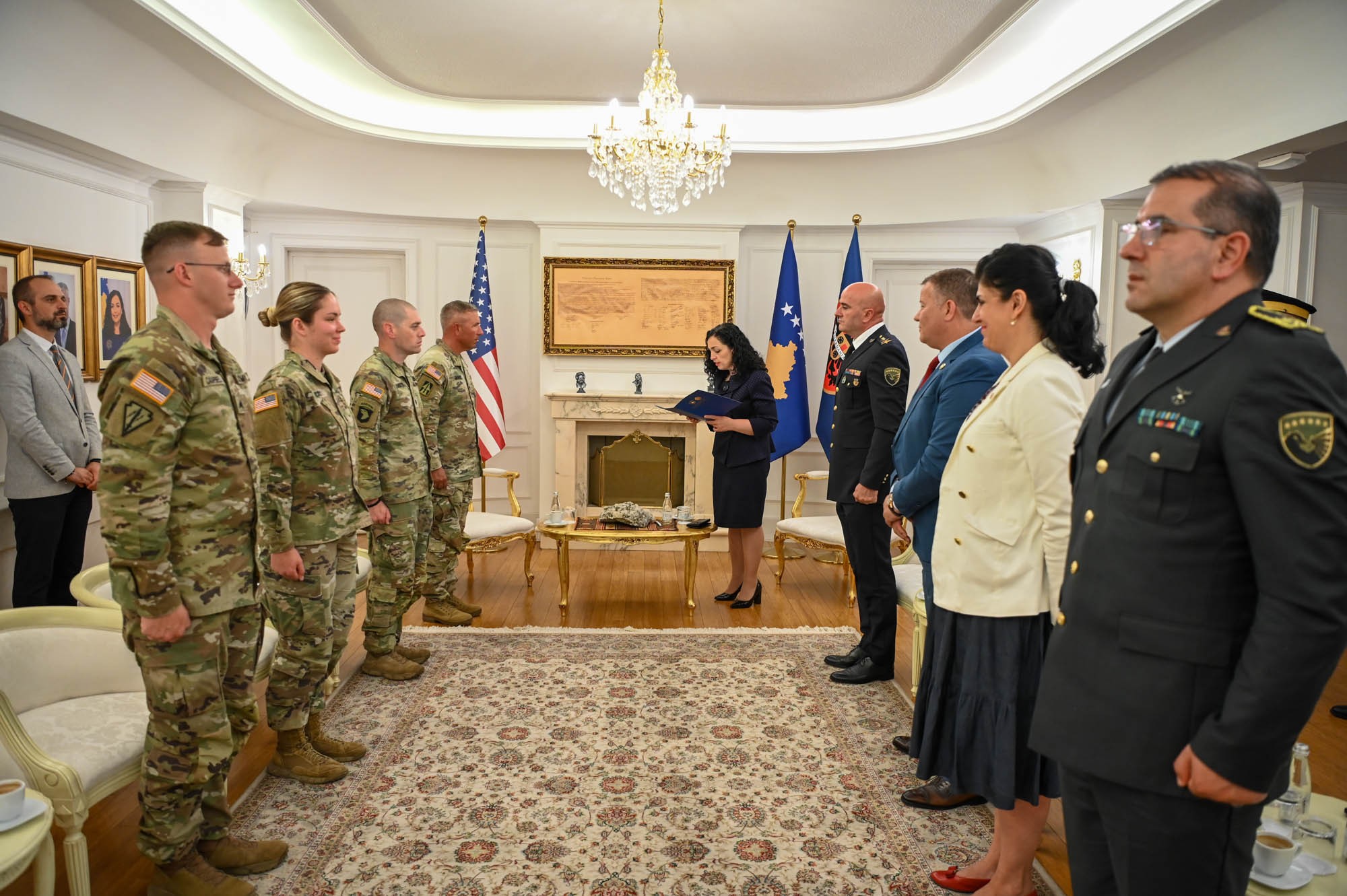 Presidentja Osmani dekoroi me Medaljen udhëheqësit ushtarakë amerikanë