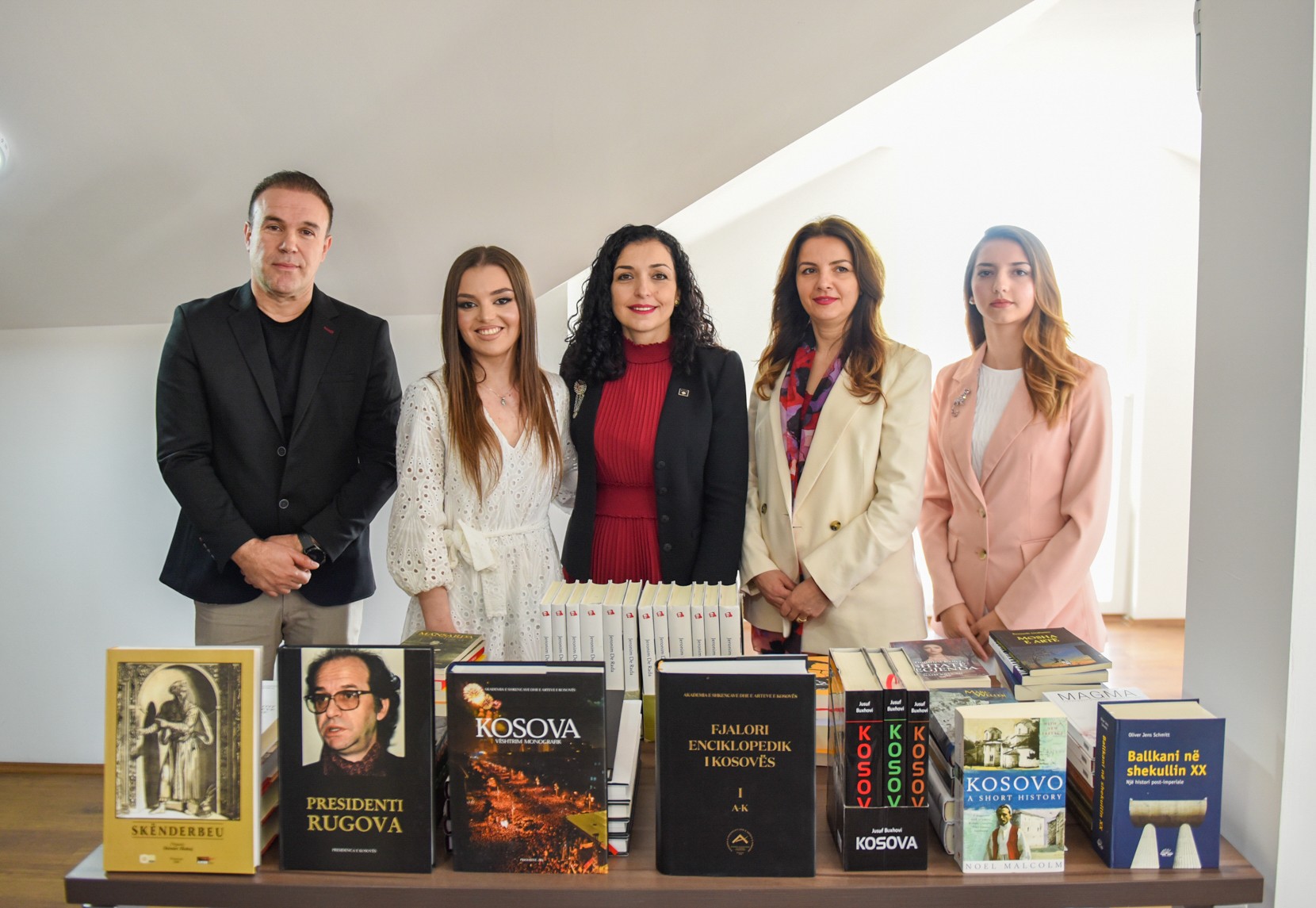 Presidentja Osmani i dhuron një kontigjent librash Bibliotekës së Manastirit