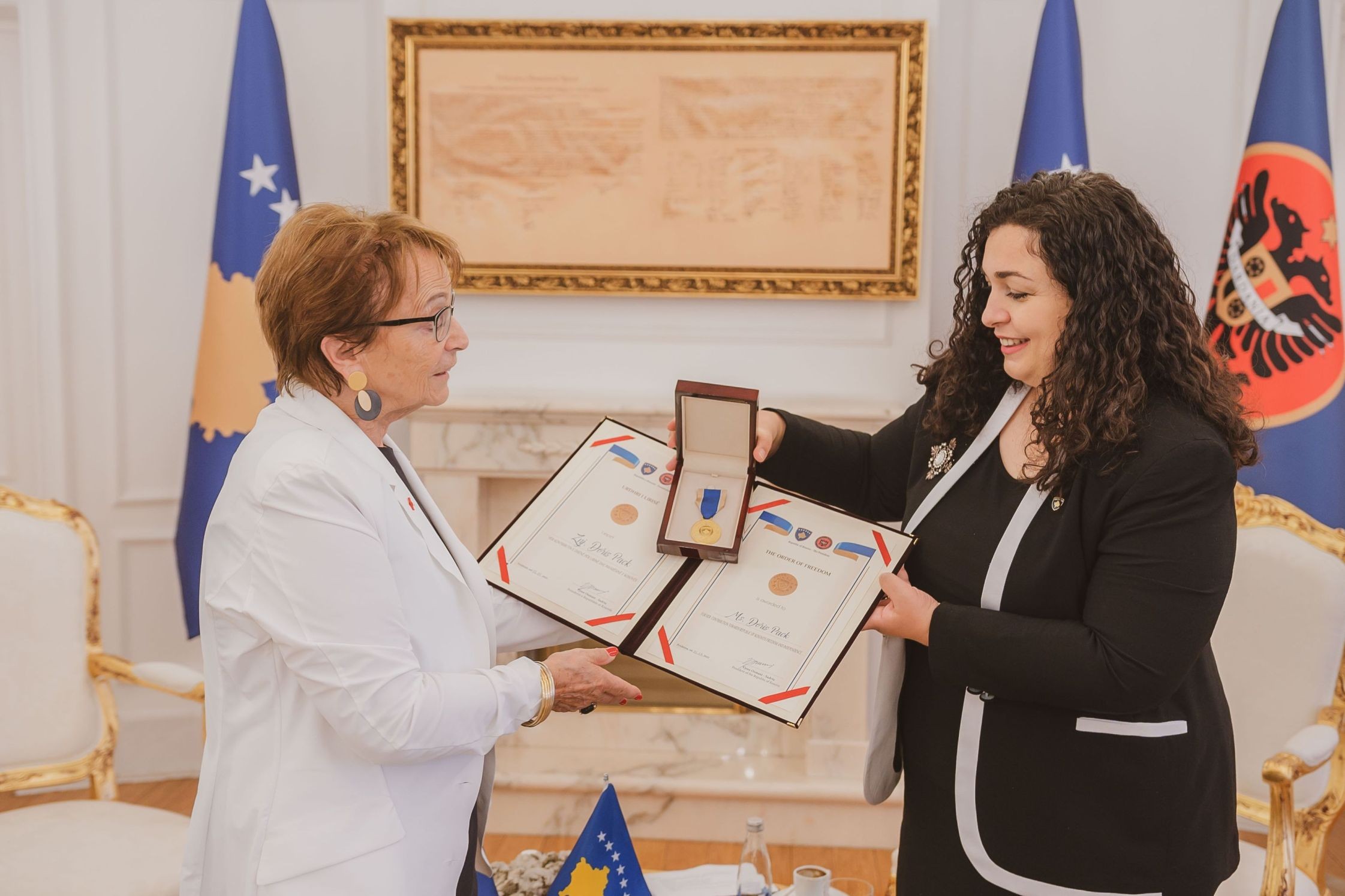 Presidentja Osmani ia dorëzoi “Urdhrin e lirisë” znj. Doris Pack