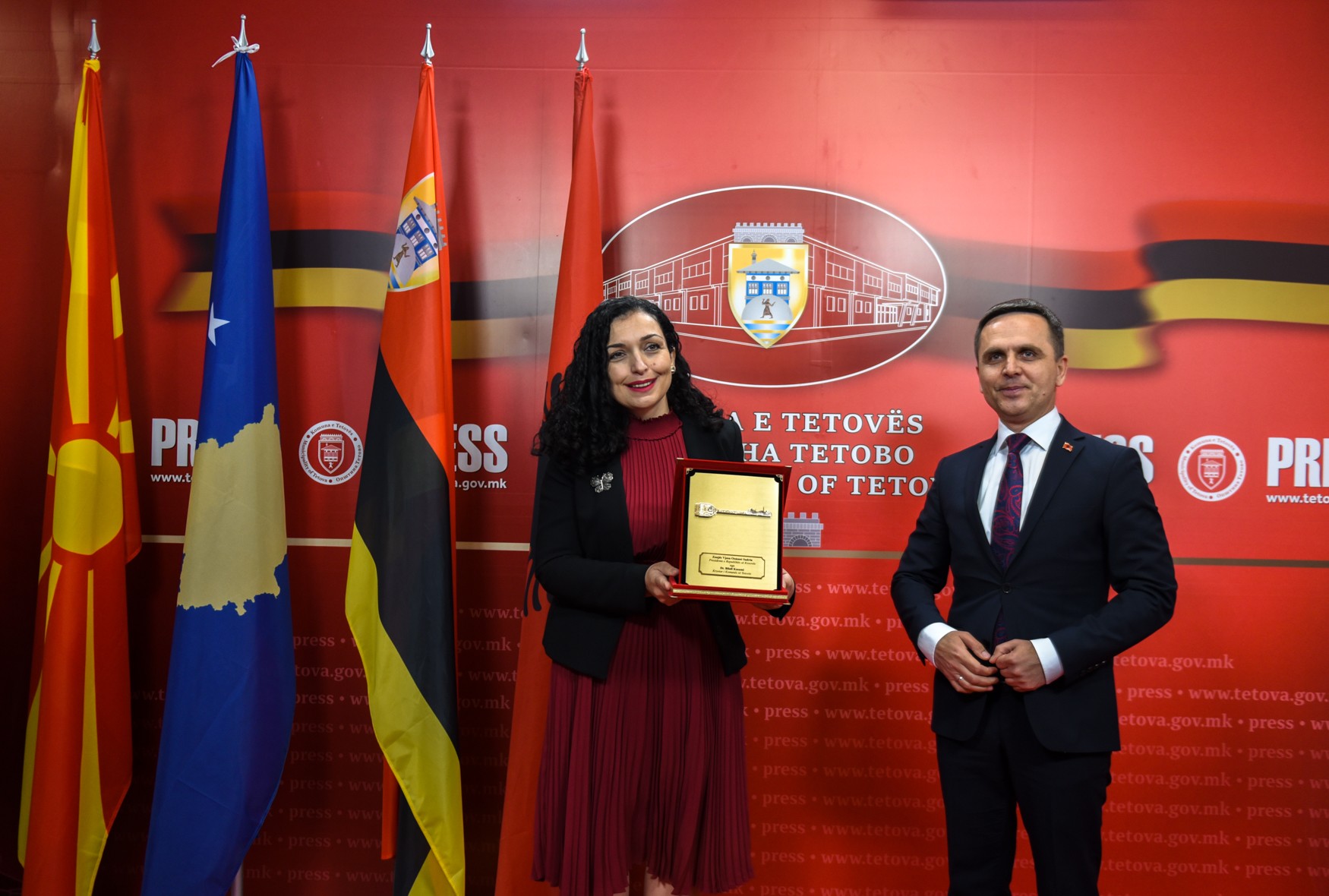 Presidentja Osmani nderohet me Çelësin e Qytetit të Tetovës