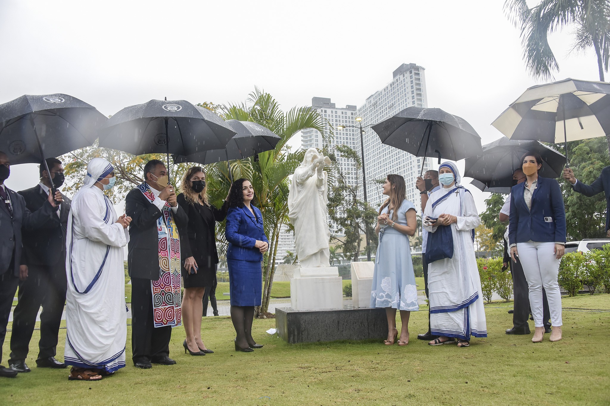 Presidentja Osmani përuroi shtatoren e Shën Terezës në Panama