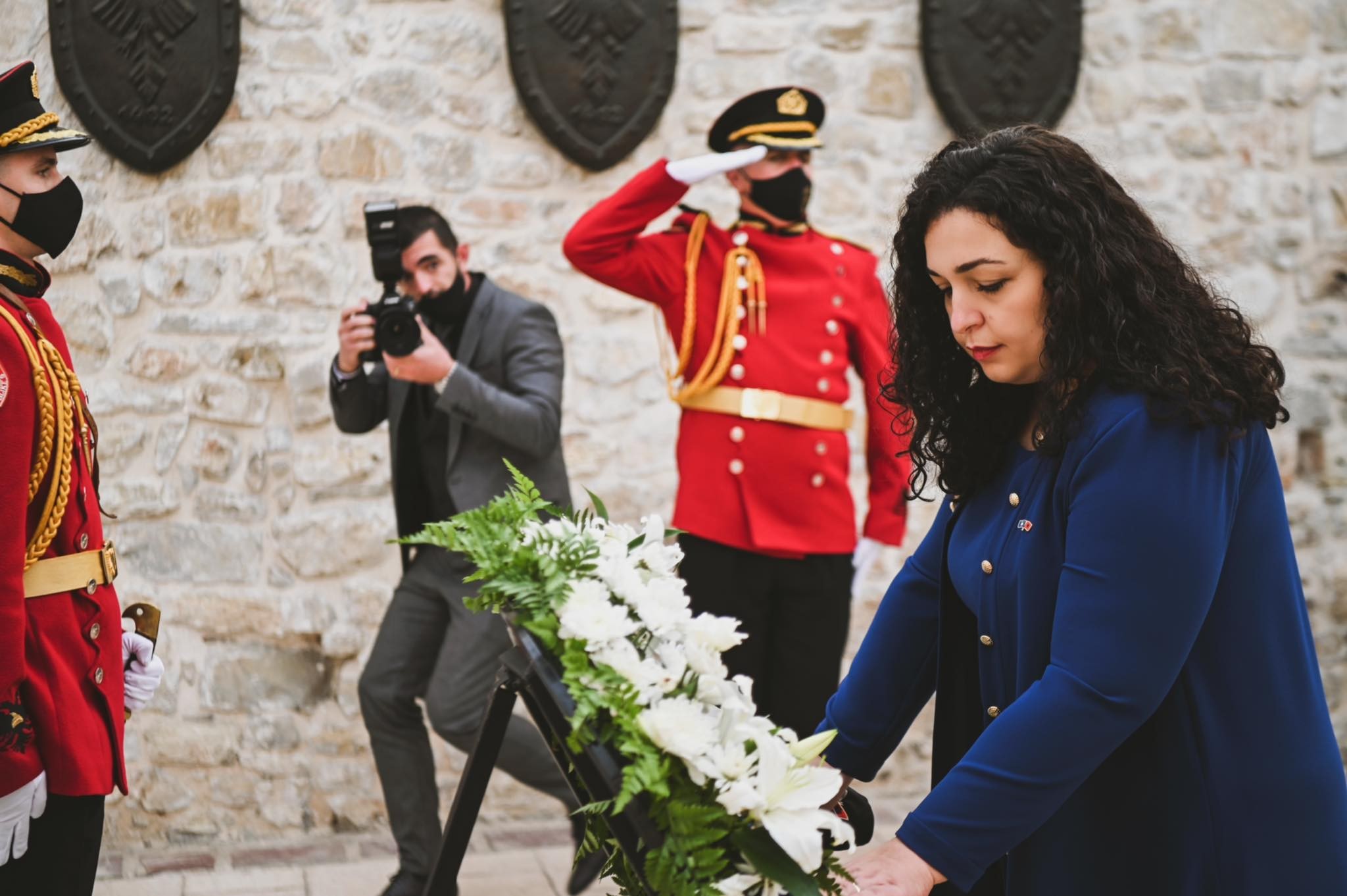 Presidentja Osmani bëri homazhe te Memoriali i Skënderbeut në Lezhë