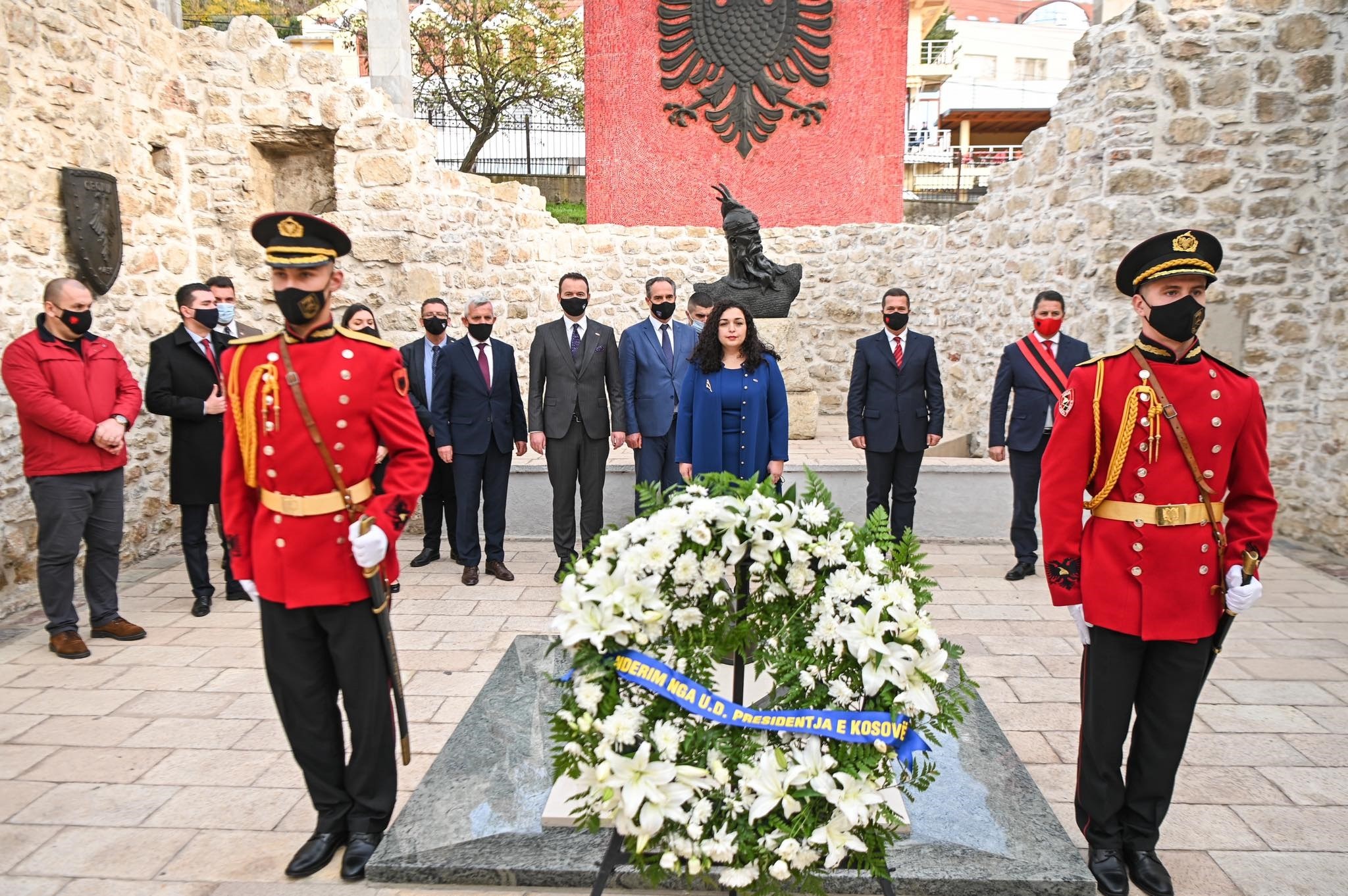 Presidentja Osmani bëri homazhe te Memoriali i Skënderbeut në Lezhë