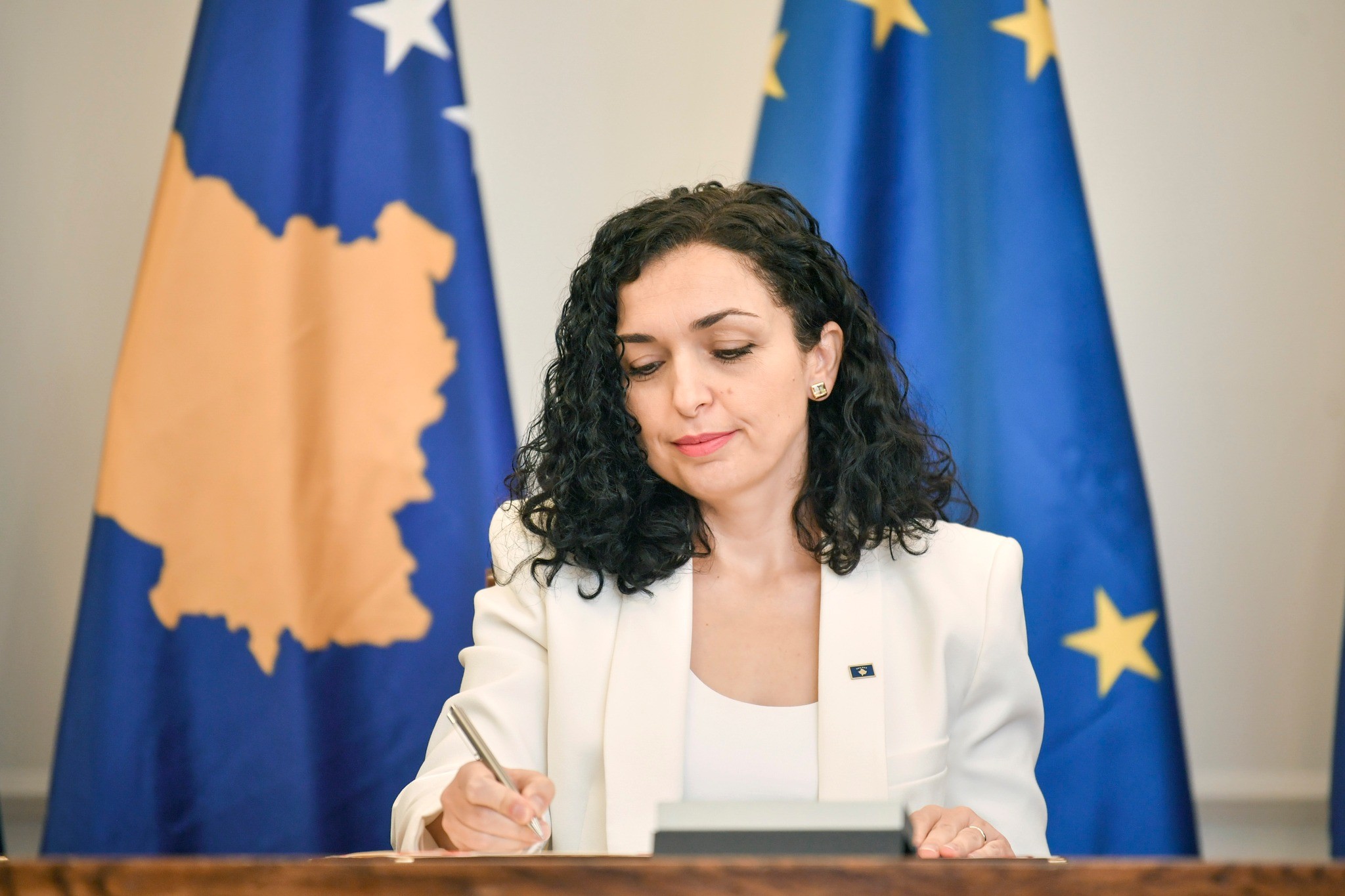 Kosova nënshkruan aplikimin për anëtarësim në Bashkimin Evropian