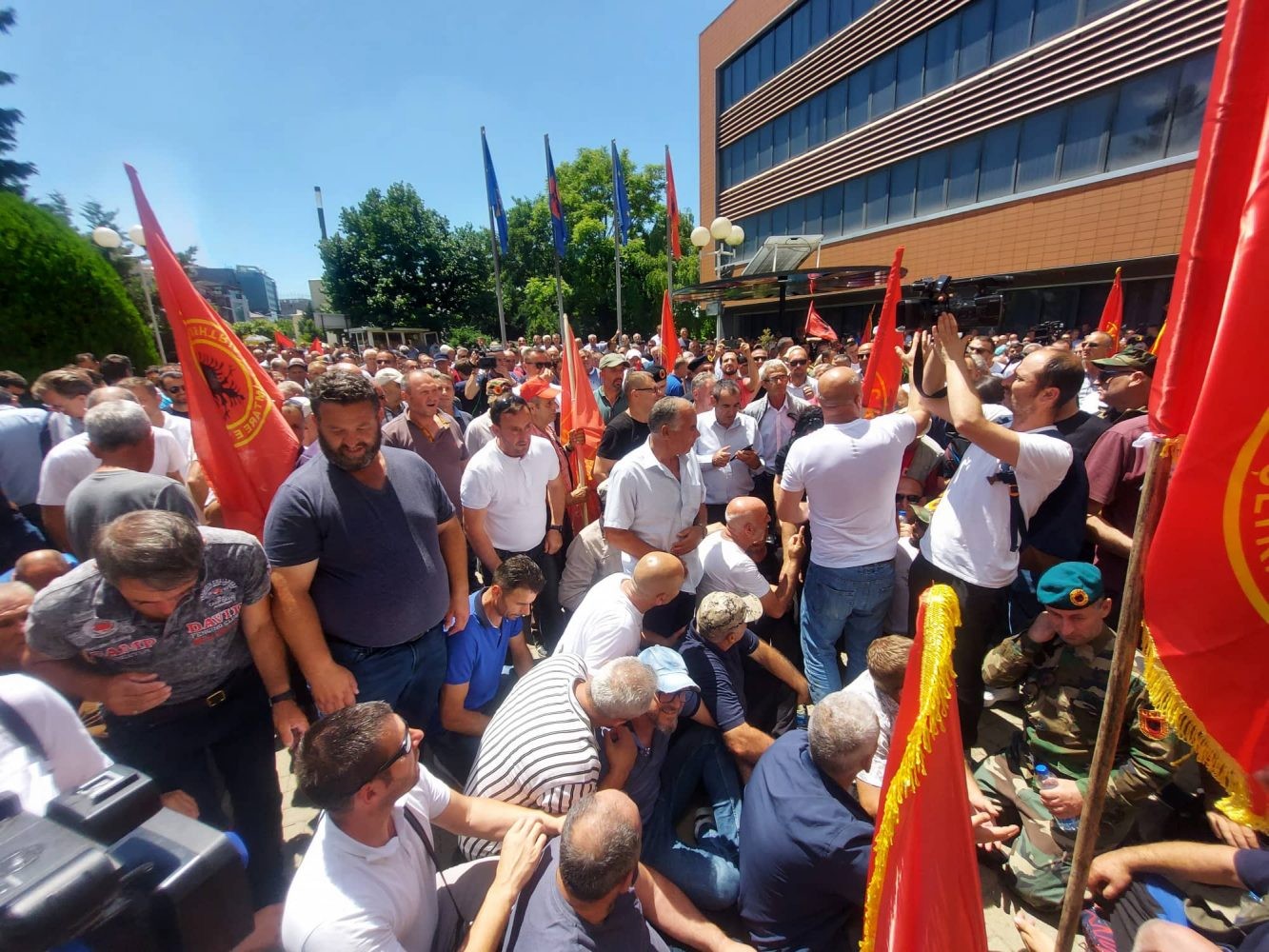 Policia falënderon veteranët për protesten paqësore dhe pa incidente