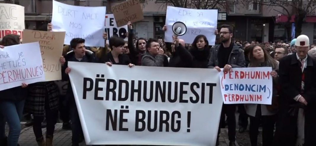 Protestohet kundër shtypjes dhe abuzimit të vajzave dhe grave