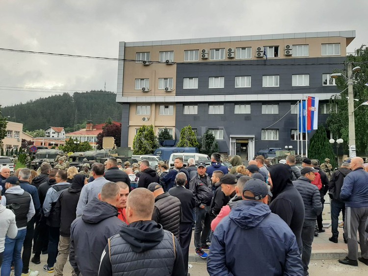 Protestuesit serb në veri shfaqën dhunë në drejtim të policisë