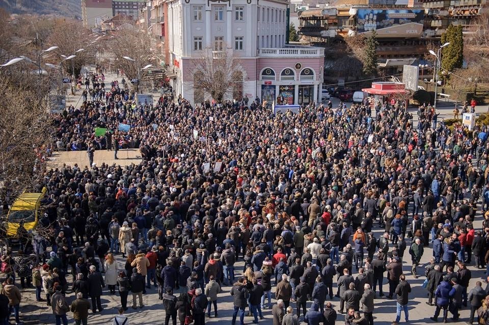 Qytetarët e Pejës me aksion simbolik për mbrojtjen e lumit Lumbardh