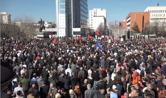Sindikatat e arsimit protestojnë sot kundër projektligjit për paga