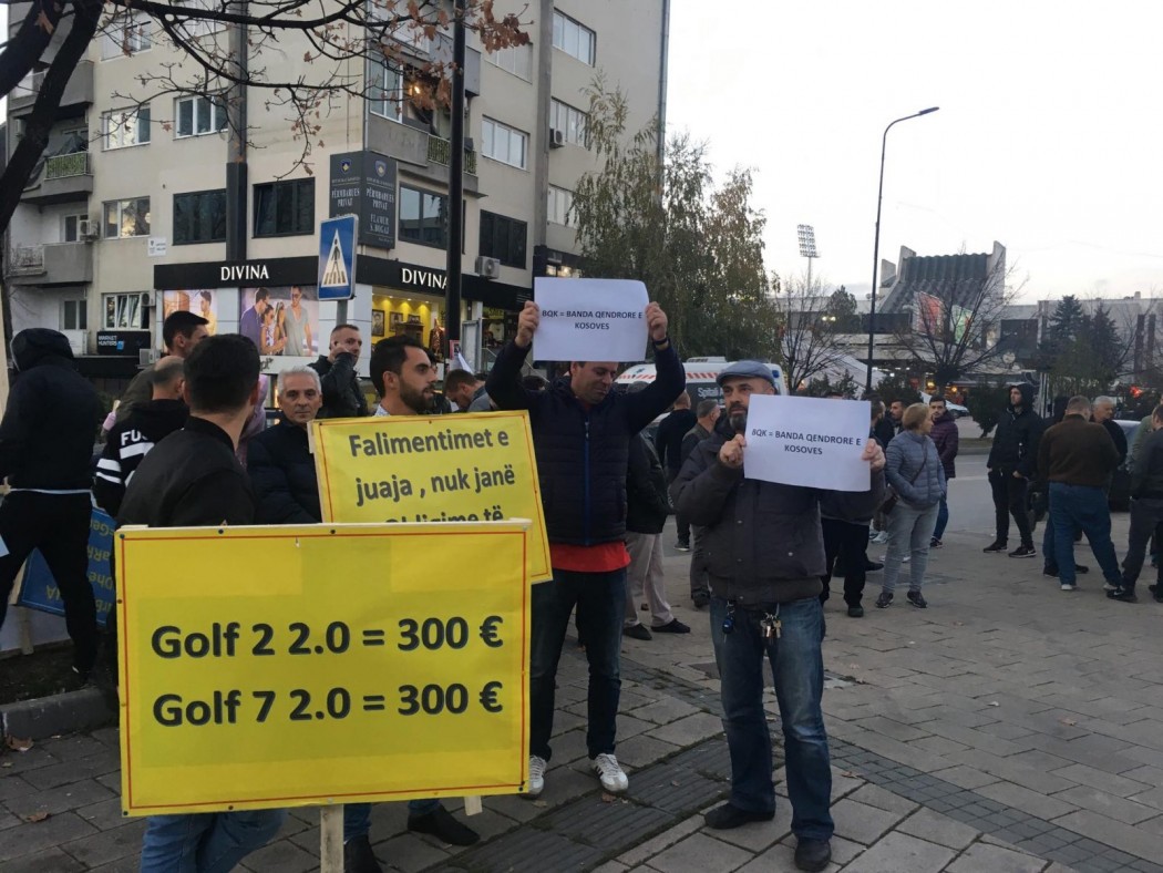 Gap dhe Kosovo 2.0 diskutojnë për rritjen e çmimit të sigurimit të veturave