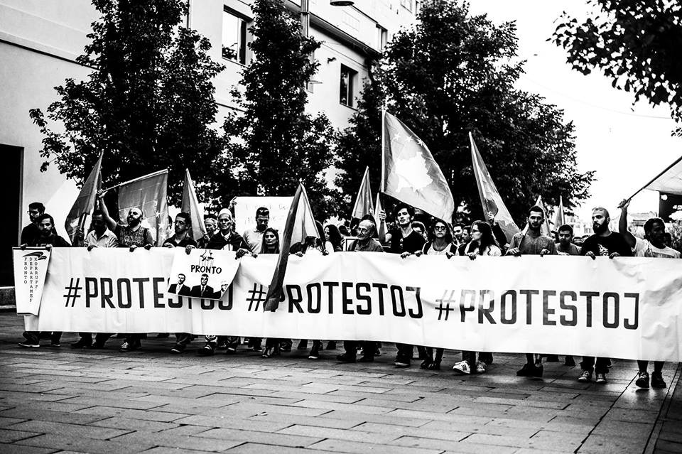 Sot protestohet për të kërkuar shkarkimin e kryeprokurorit Aleksande Lumezi