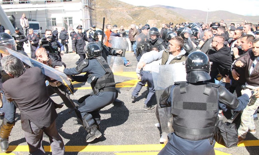 Protestuesit përplasen me policinë në Rrugën e Kombit, shkatërrohet sporteli i pagesës