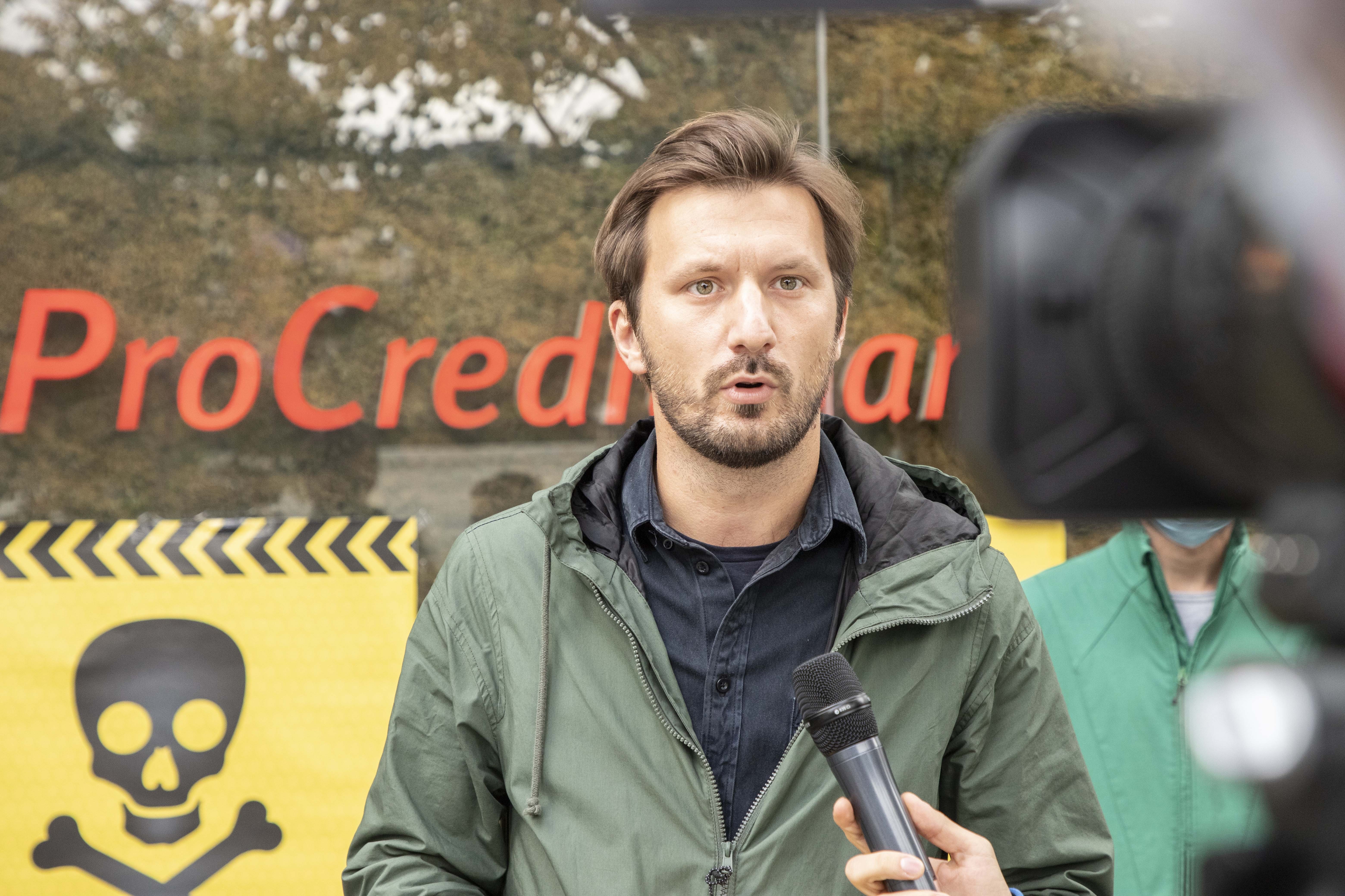 Bankat në Kosovë me fitime milionëshe nga kredi e shërbime të shtrenjta