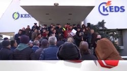  Punëtorët e KEDS te larguar nga puna protestojnë para Gjykatës