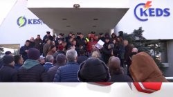 Punëtorët e KEDS te larguar nga puna protestojnë para Gjykatës