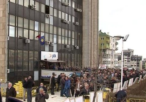 Punëtoret e PTK-së protestojnë kundër vazhdimit të kontratës me Z-Mobile