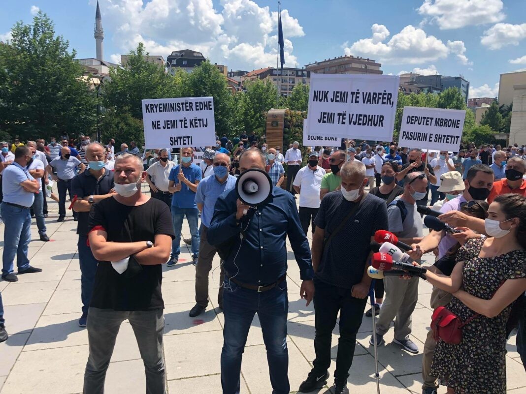 Punëtorët nisin protestat kundër zhvatjes së Telekomit nga Devollet