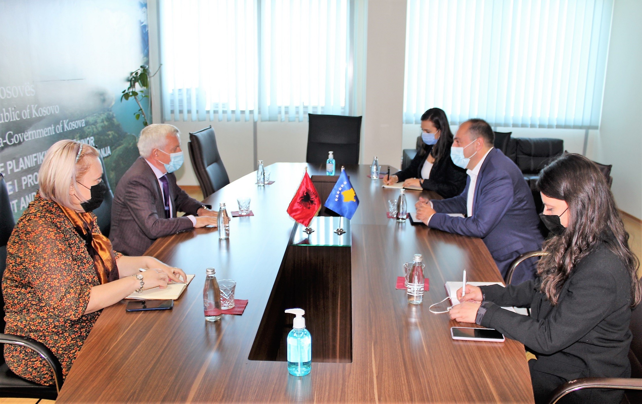 Ministri Aliu priti në takim ambasadorin e Shqipërisë Qemal Minxhozi