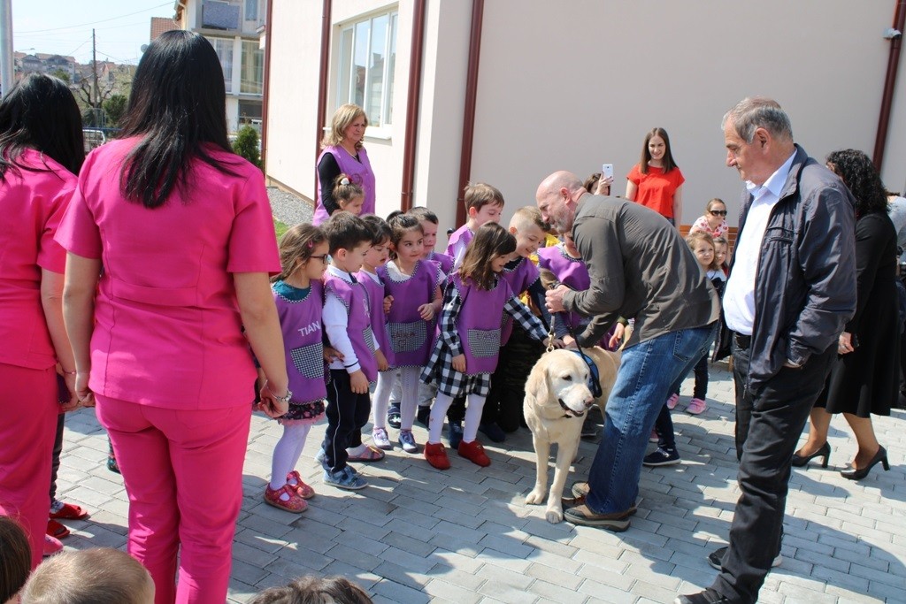 Qeni Bred suprizon fëmijet e institucioneve parashkollore