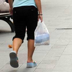 Qytetarët kundër përdorimit të qeseve plastike