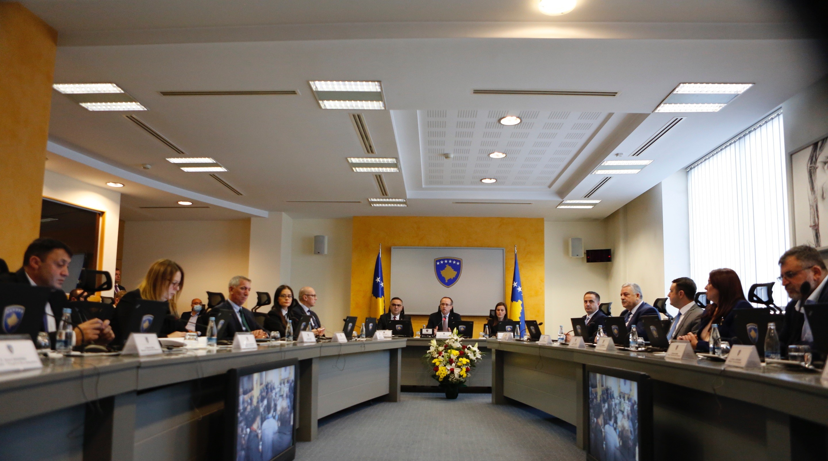 Qeveria e re e Kosovës mbajti mbledhjen e parë solemne