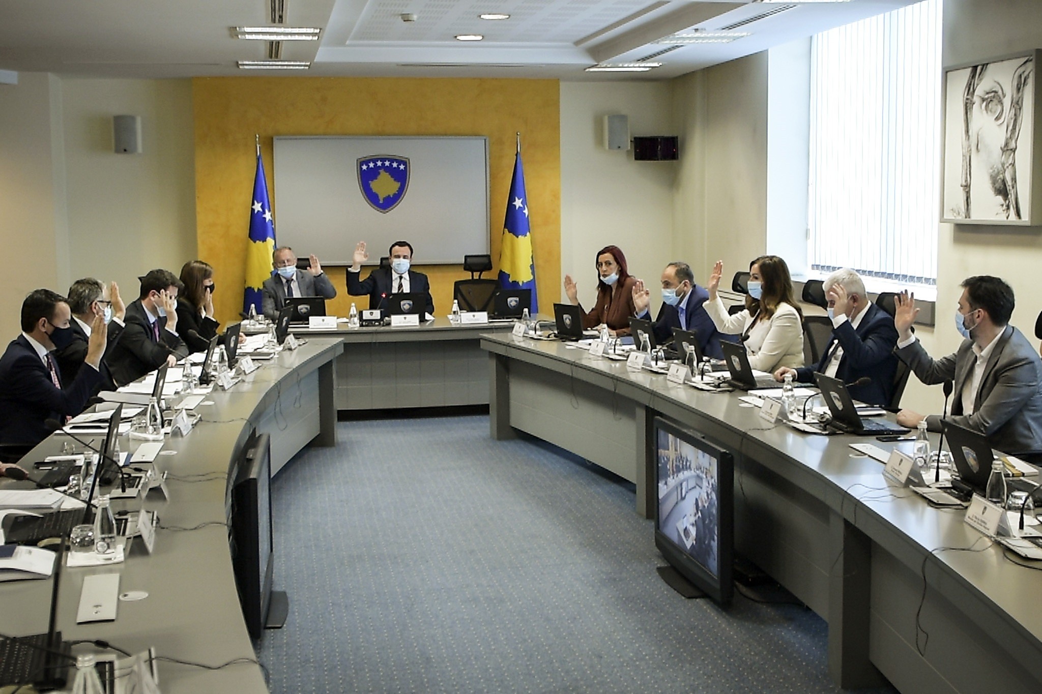 Qeveria redukton fondet e AKP-së, rrite fondet e rimëkëmbjes ekonomike